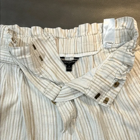 Banana Republic Striped Tan Women's Pleated Belted Shorts, size 4. - Picture 2 of 7